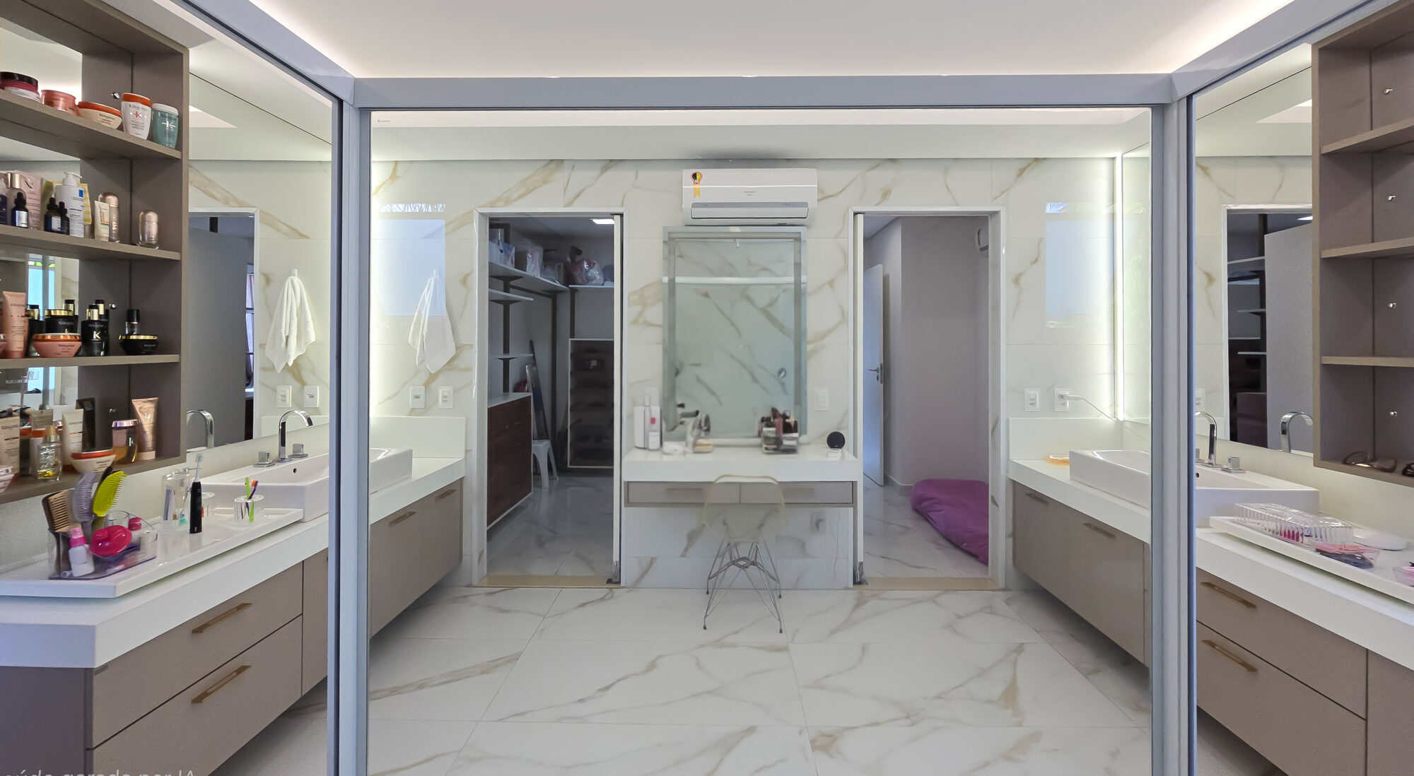 Closet duplo com banheiro compartilhado