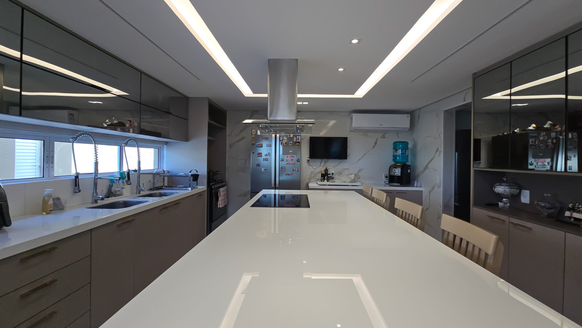 Cozinha gourmet ampla, com ilha central