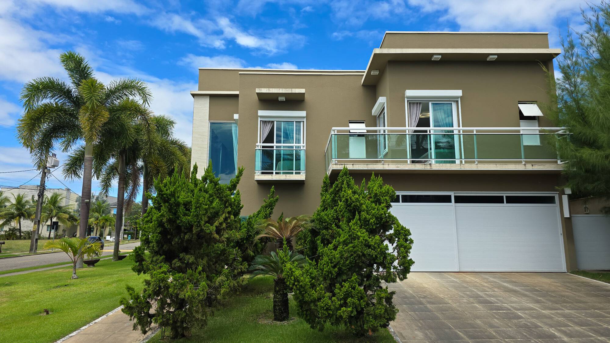 Fachada com garagem para 2 vagas cobertas