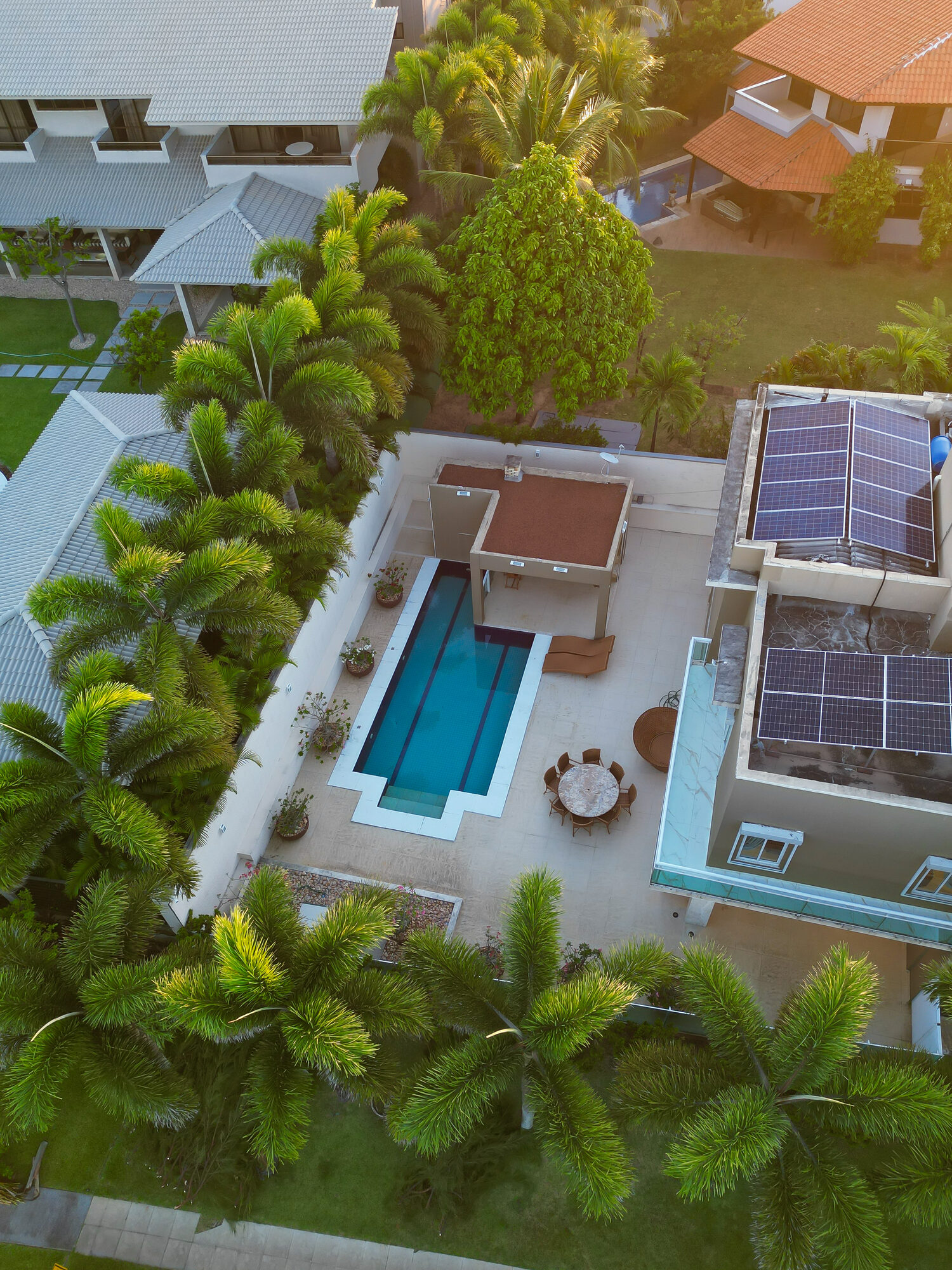 Vista aérea da piscina e telhado com painéis solares