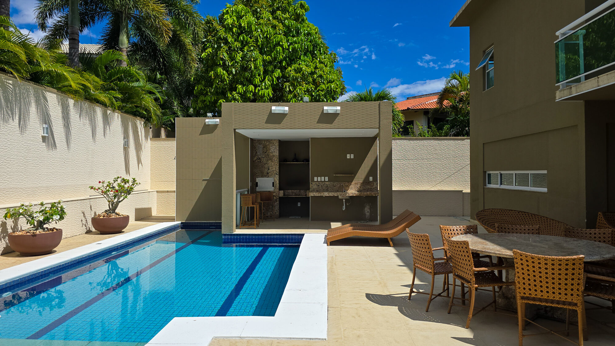 Piscina com área gourmet e churrasqueira